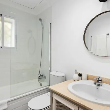 Bright 2 Bedroom With Parking Space And Swimming Pools In Aloha Gardens Apartment *