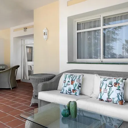 Apartment Bright 2 Bedroom With Parking Space And Swimming Pools In Aloha Gardens *