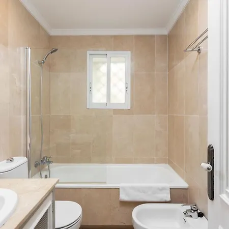 Apartment Bright 2 Bedroom With Parking Space And Swimming Pools In Aloha Gardens *