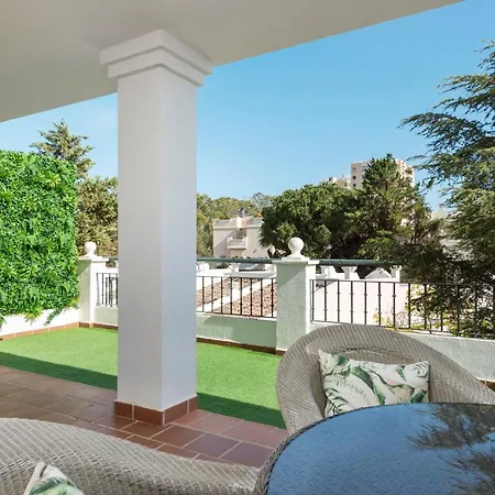 Bright 2 Bedroom With Parking Space And Swimming Pools In Aloha Gardens Apartment *