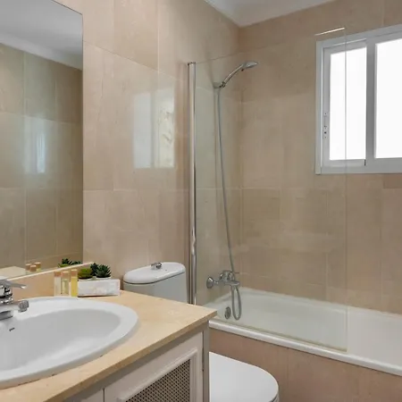 Apartment Bright 2 Bedroom With Parking Space And Swimming Pools In Aloha Gardens *