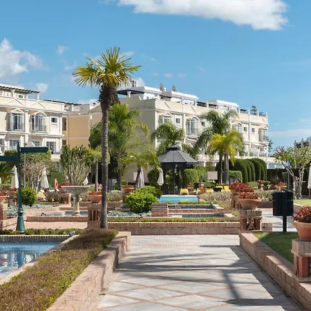 Bright 2 Bedroom With Parking Space And Swimming Pools In Aloha Gardens Apartment *