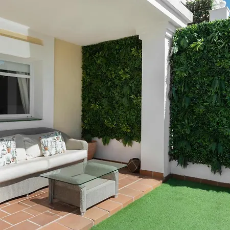 Apartment Bright 2 Bedroom With Parking Space And Swimming Pools In Aloha Gardens *