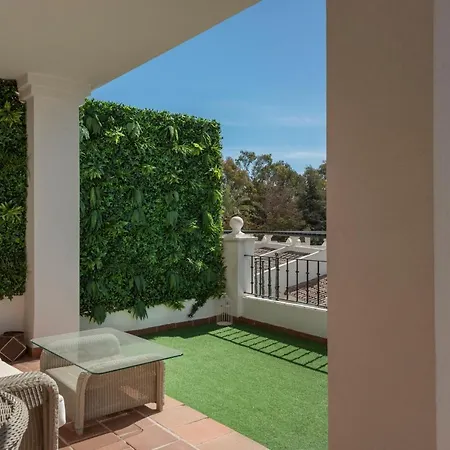 Apartment Bright 2 Bedroom With Parking Space And Swimming Pools In Aloha Gardens
