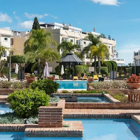 Apartment Bright 2 Bedroom With Parking Space And Swimming Pools In Aloha Gardens Marbella