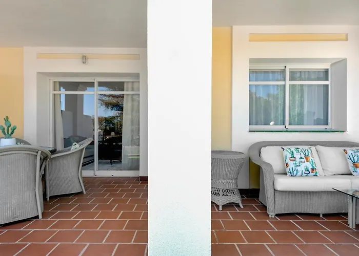 Bright 2 Bedroom With Parking Space And Swimming Pools In Aloha Gardens Marbella