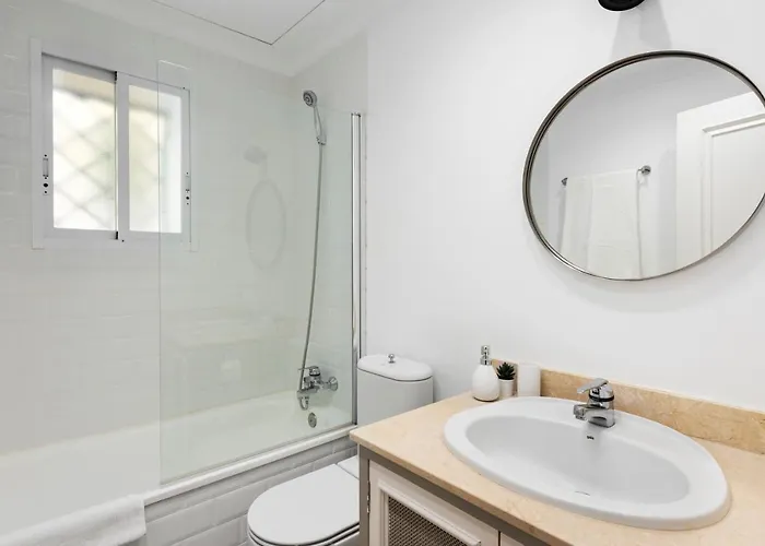 Bright 2 Bedroom With Parking Space And Swimming Pools In Aloha Gardens Apartment *