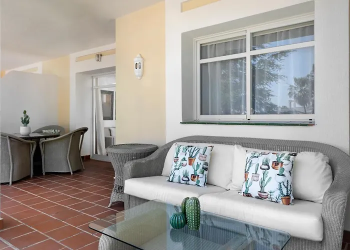 Apartment Bright 2 Bedroom With Parking Space And Swimming Pools In Aloha Gardens *