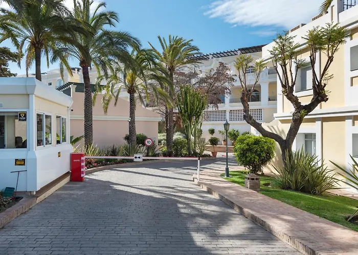 Bright 2 Bedroom With Parking Space And Swimming Pools In Aloha Gardens Marbella