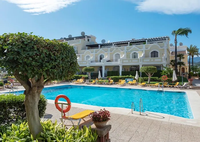 Apartment Bright 2 Bedroom With Parking Space And Swimming Pools In Aloha Gardens *