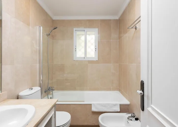 Apartment Bright 2 Bedroom With Parking Space And Swimming Pools In Aloha Gardens *