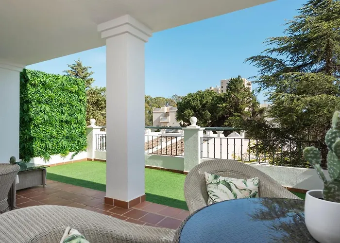 Bright 2 Bedroom With Parking Space And Swimming Pools In Aloha Gardens Apartment *