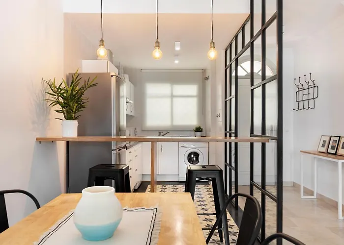 Apartment Bright 2 Bedroom With Parking Space And Swimming Pools In Aloha Gardens *