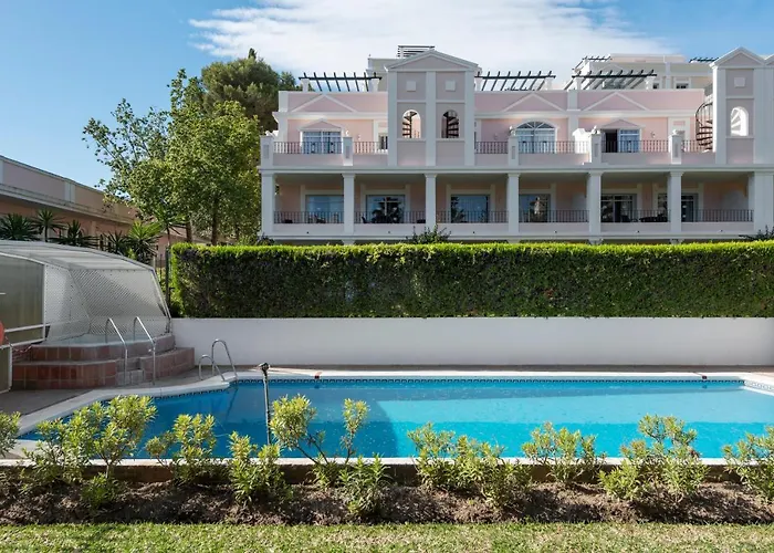 Bright 2 Bedroom With Parking Space And Swimming Pools In Aloha Gardens Marbella