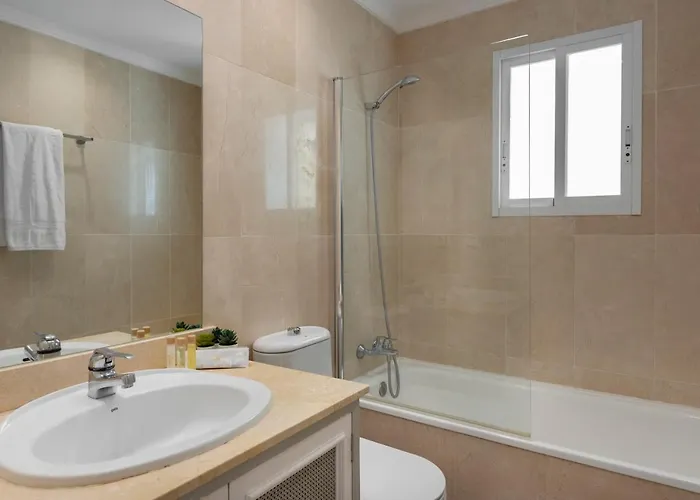 Apartment Bright 2 Bedroom With Parking Space And Swimming Pools In Aloha Gardens *