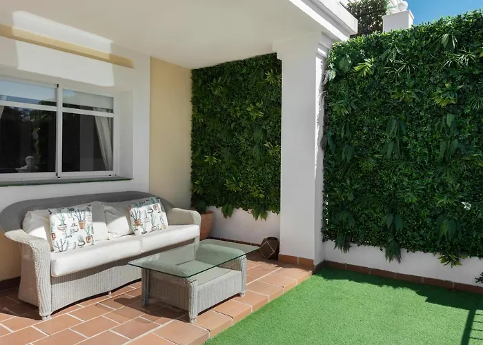 Apartment Bright 2 Bedroom With Parking Space And Swimming Pools In Aloha Gardens *
