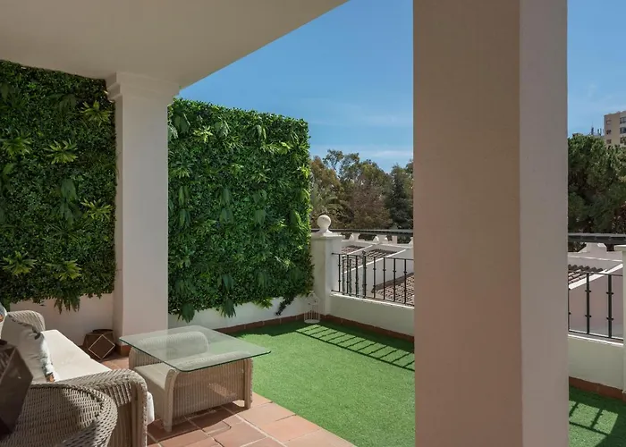 Apartment Bright 2 Bedroom With Parking Space And Swimming Pools In Aloha Gardens