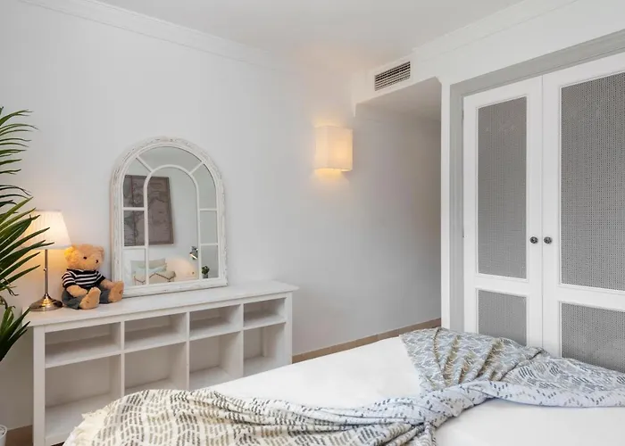 Bright 2 Bedroom With Parking Space And Swimming Pools In Aloha Gardens Marbella