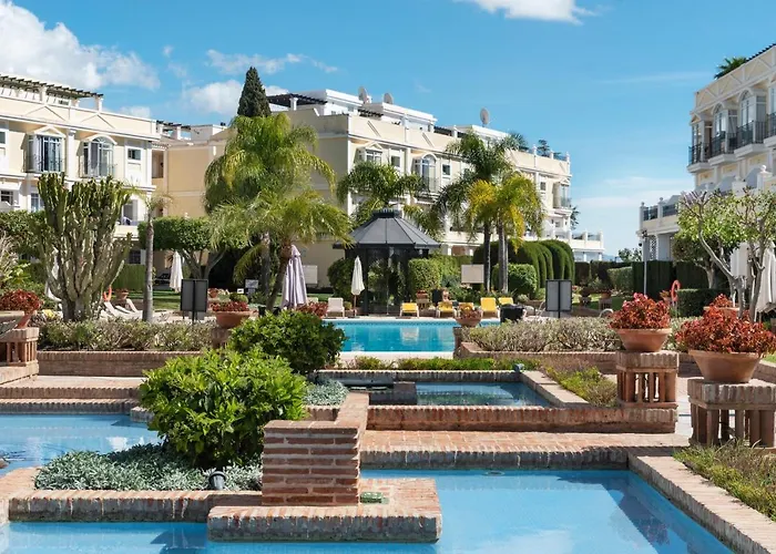 Apartment Bright 2 Bedroom With Parking Space And Swimming Pools In Aloha Gardens Marbella