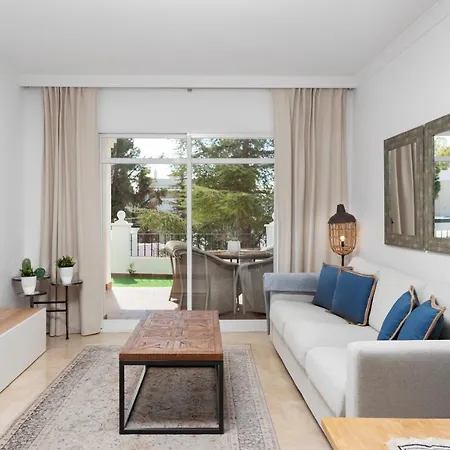 Apartament Bright 2 Bedroom With Parking Space And Swimming Pools In Aloha Gardens